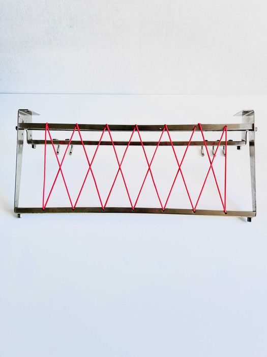 Wieszak VINTAGE metalowy z żyłką chromowany z okresu PRL, po renowacji