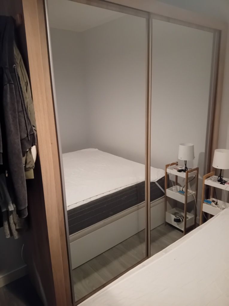 Armário, sommier, sofá-cama, vitrine e apoio de mesa para despachar