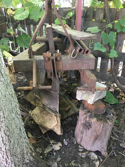 Саморобний трактор з навісним обладнанням (плуг, окучник,просапник)