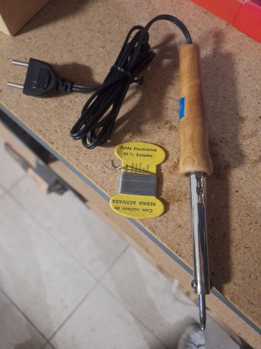 Ferro de soldar elétrico + fio de solda (na caixa).