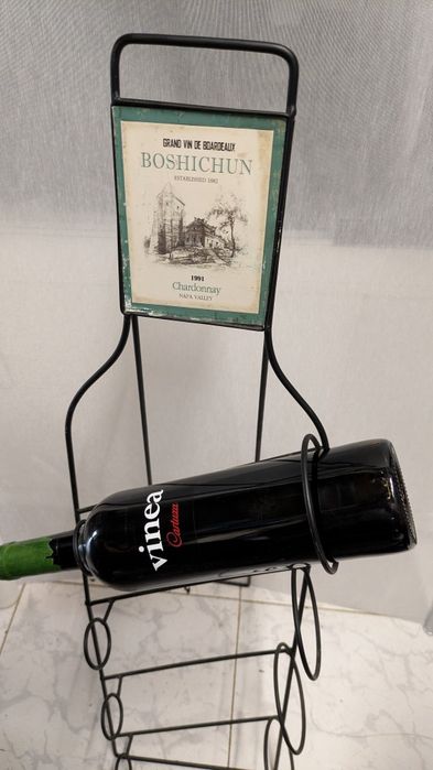 Garrafeira ou porta garrafas é Francês