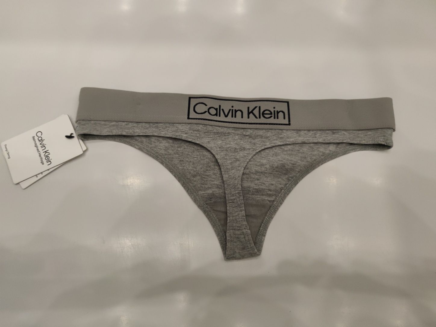 Stringi thong Calvin Klein z logo z przodu i z tyłu. Nowe, a TANIEJ!