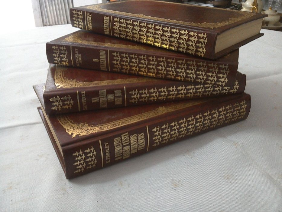 Enciclopédia - Com vários títulos