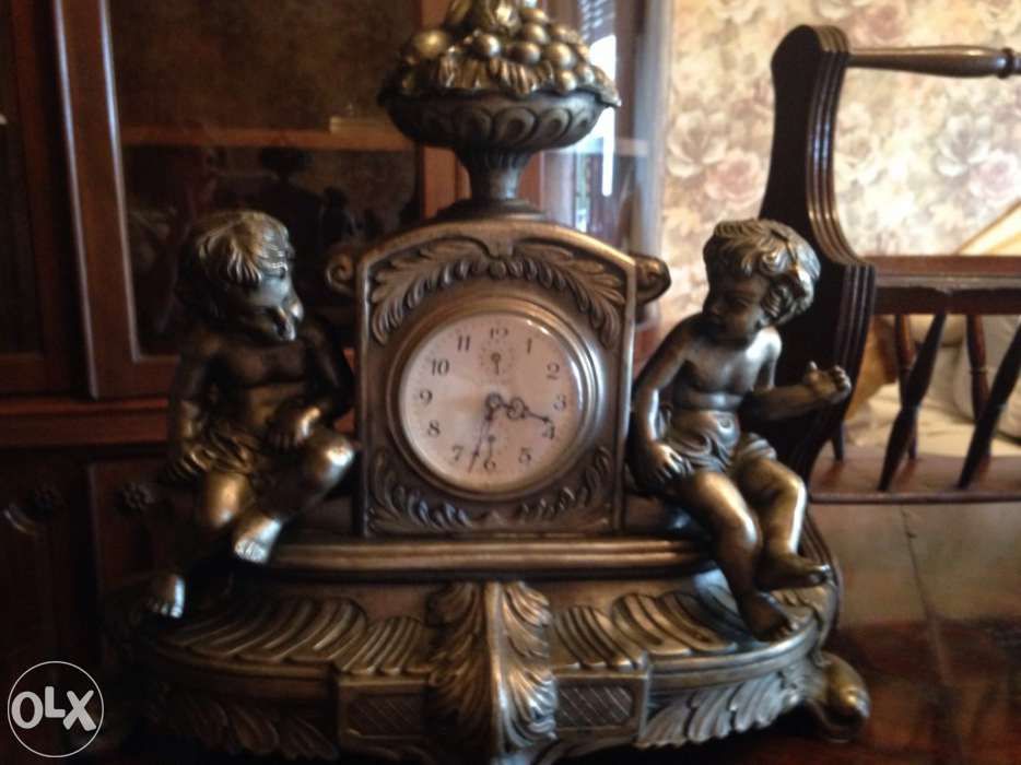 Elegante relógio antigo Lareira, fabrico alemão, escultura italiana