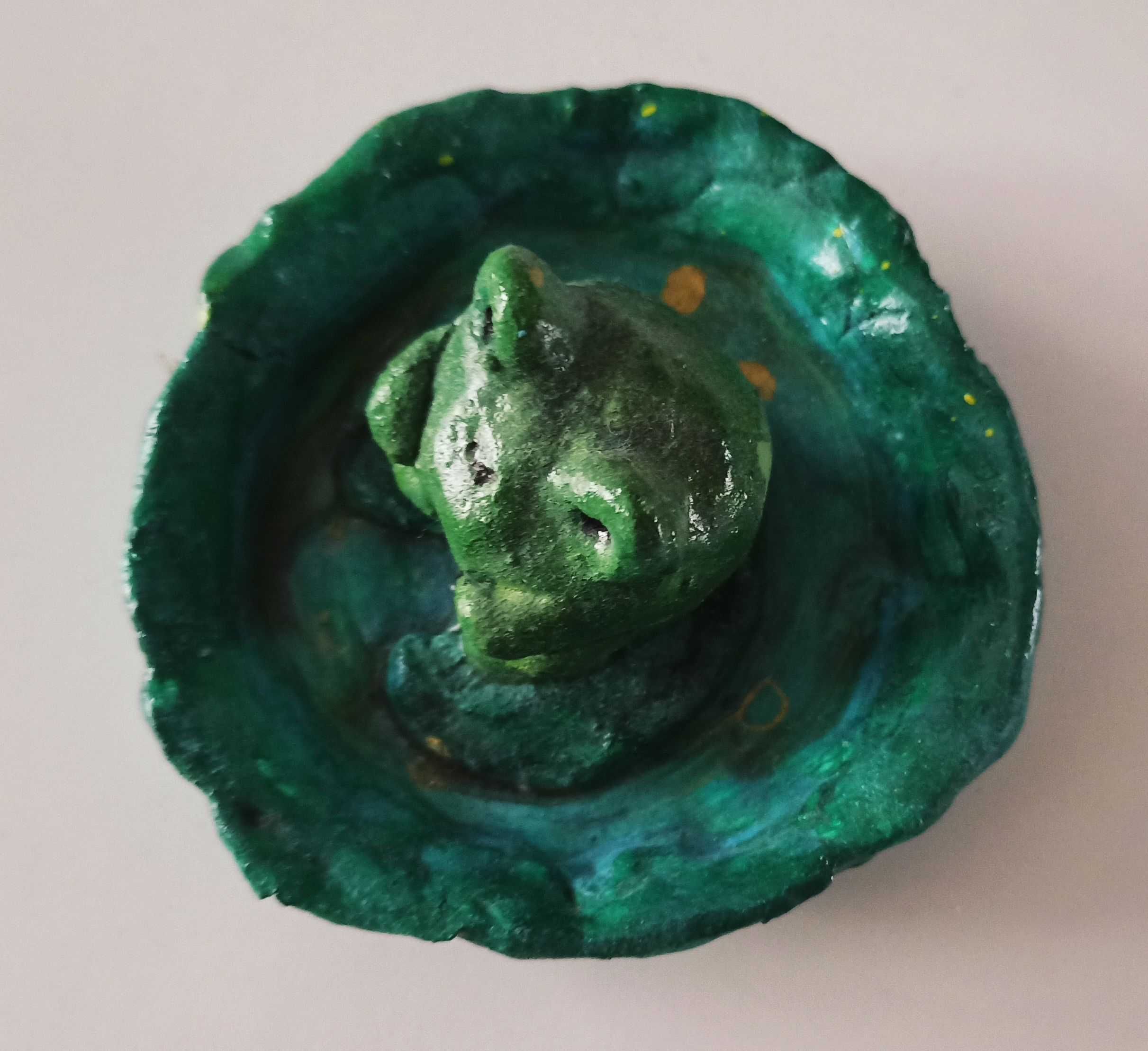 zielona żabka w stawiku - figurka dekoracyjna na biurko 9,5 cm