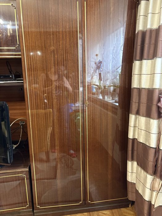 Meblościanka ze zlotymi okuciami