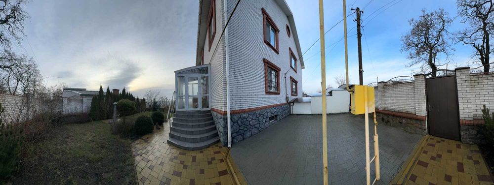Продається 2 поверховий будинок  з гаражем і ділянкою