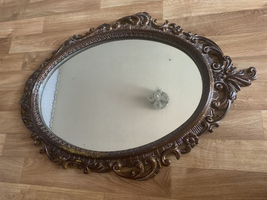 Дзеркало в деревяному корпусі