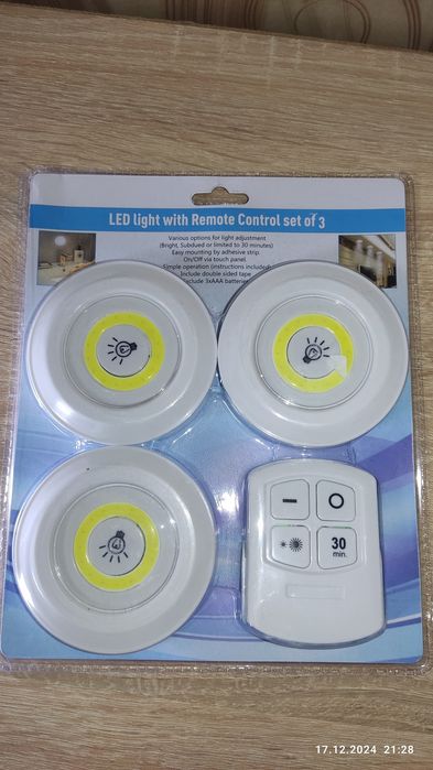 Світильники три штуки і пульт все без батарейок