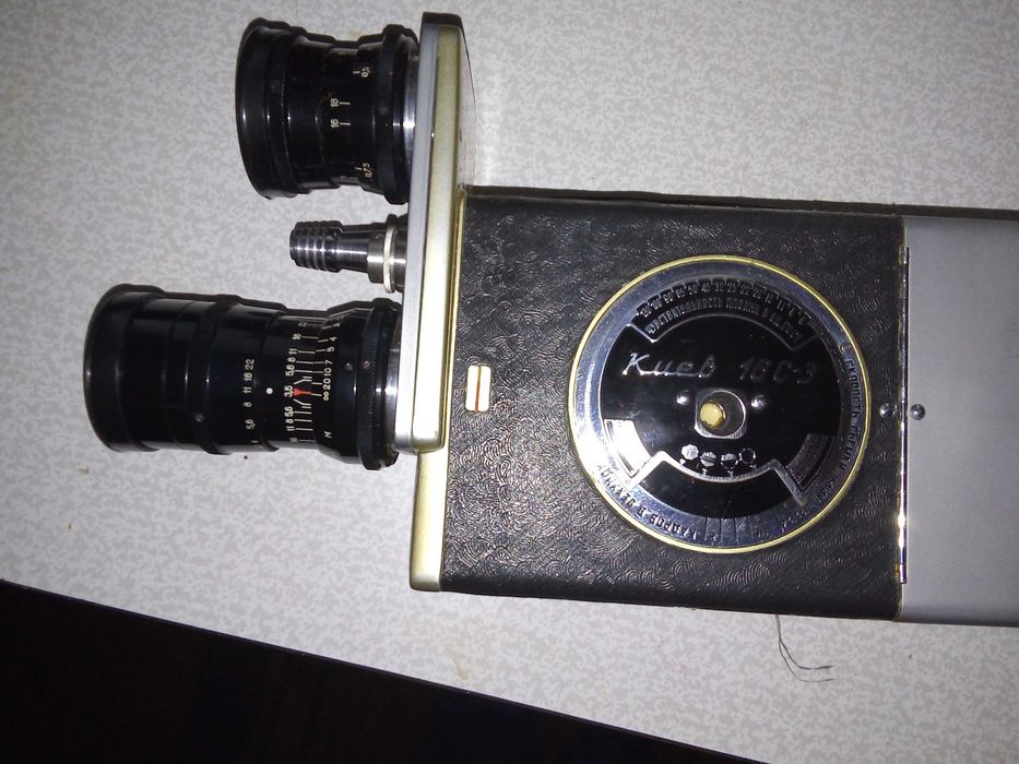 Відеокамера з касетами