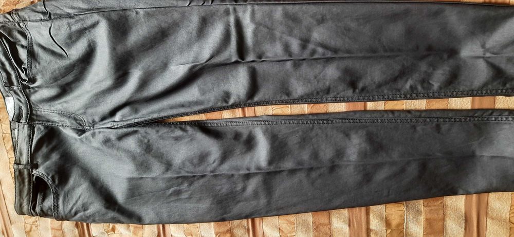 Calças em tecido cerado