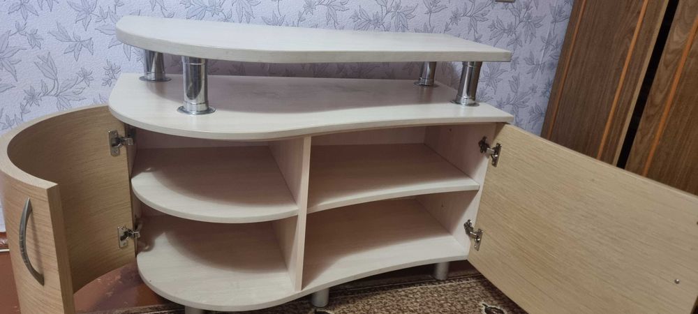 Тумба під телевізор в гарному стані