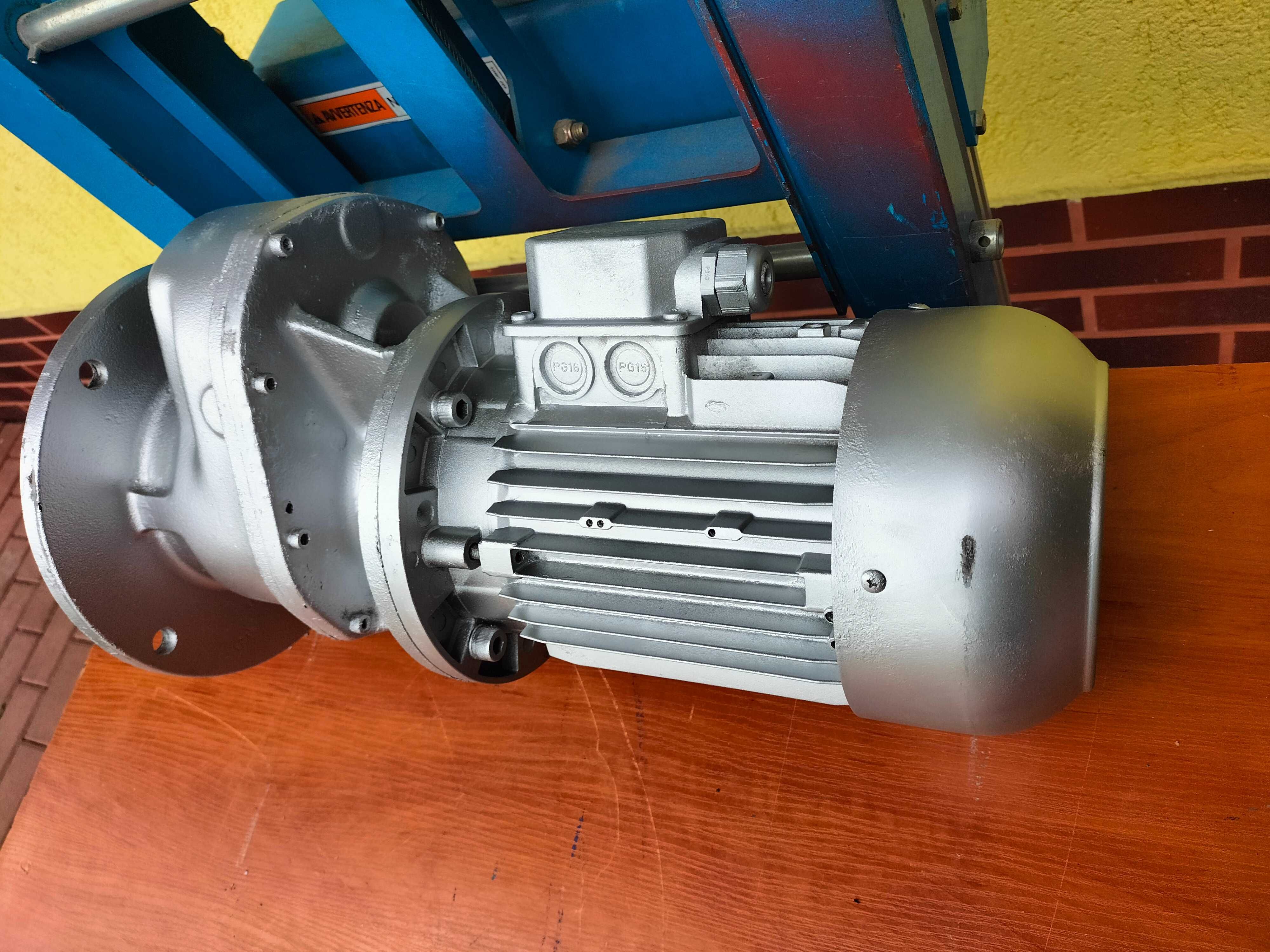 Motoreduktor 1,1kw.20ob/min.kołnierzowy