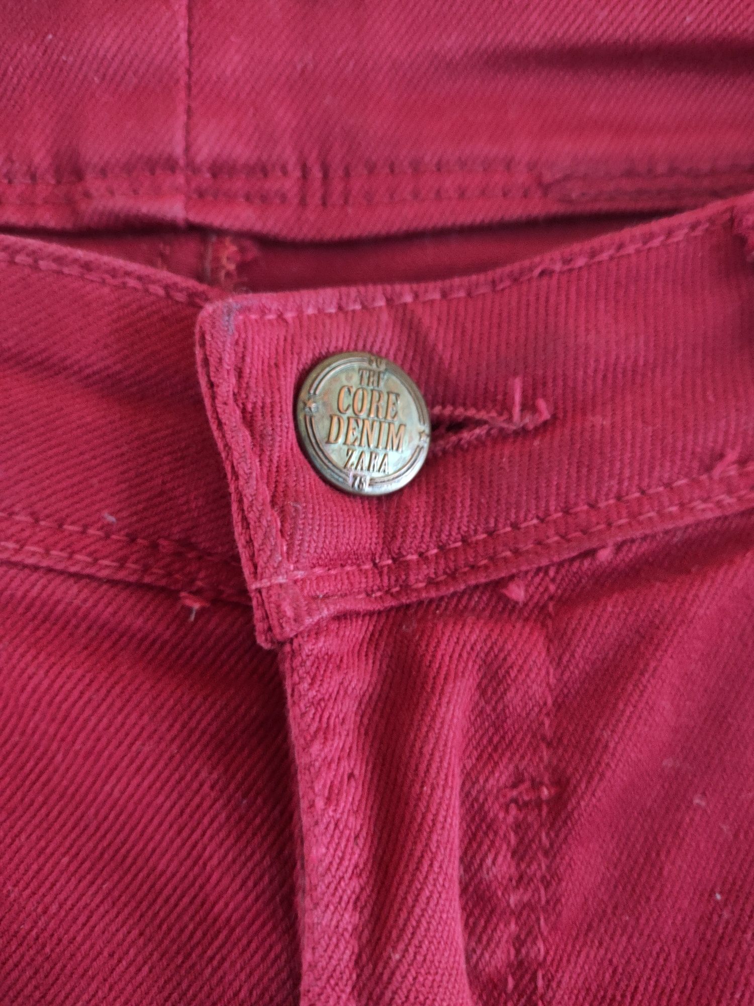 Czerwone spodnie jeansy Zara 36