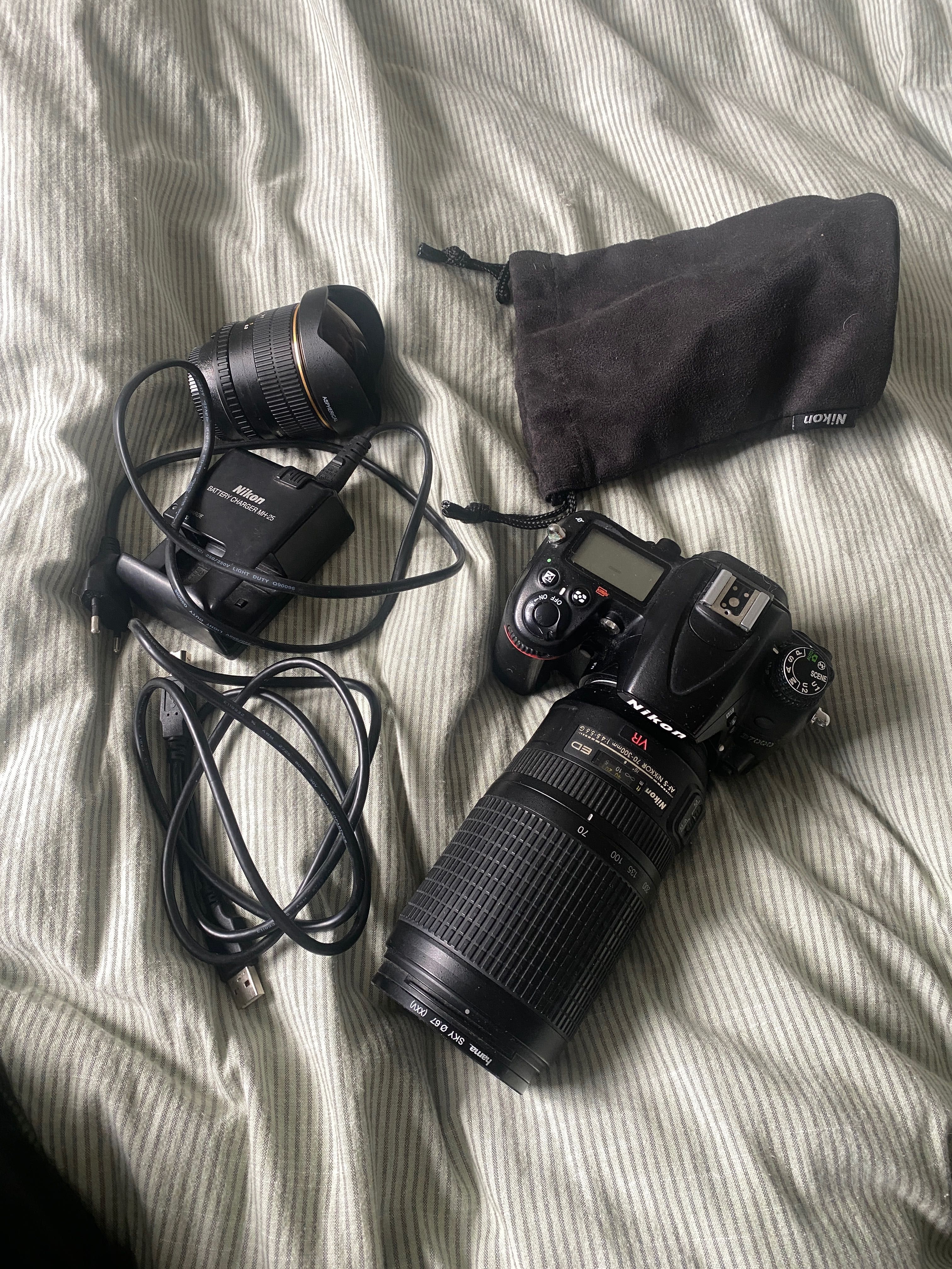 Máquina fotográfica Nikon D7000 com lentes.