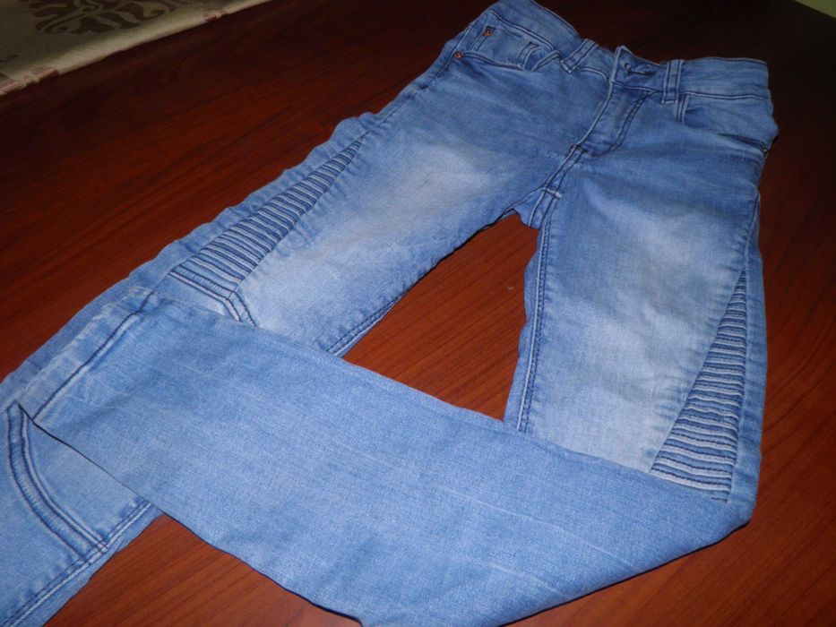 Spodnie dla dziewczynki w rozmiarze 134 cm