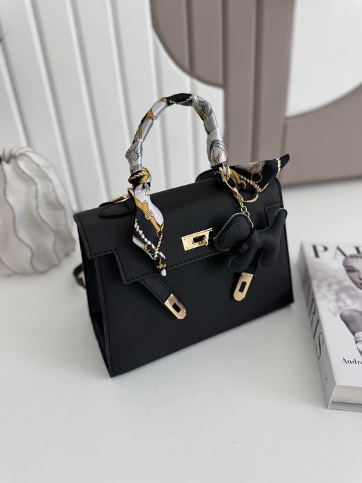 Жіноча вмістка сумка чорного кольору з хустинкою та брелком