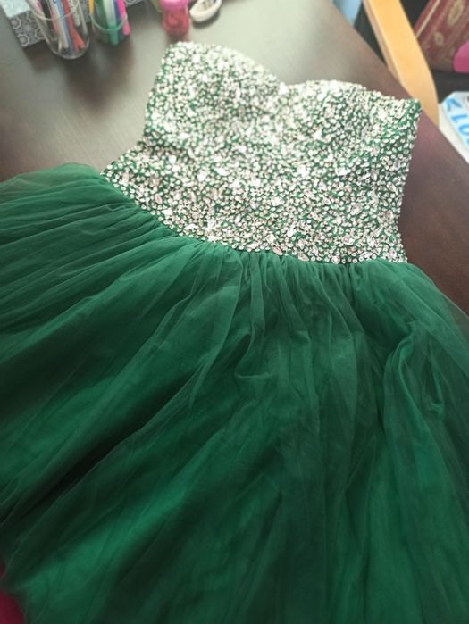 Przepiękna sukienka z gorsetem