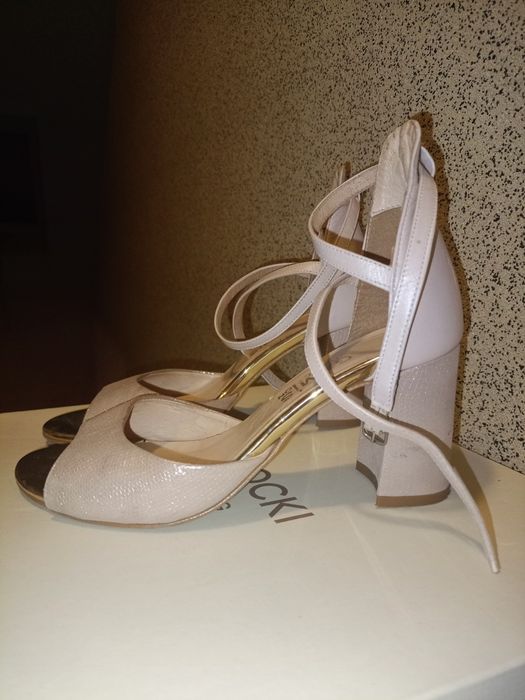 Sandały zapinane 37