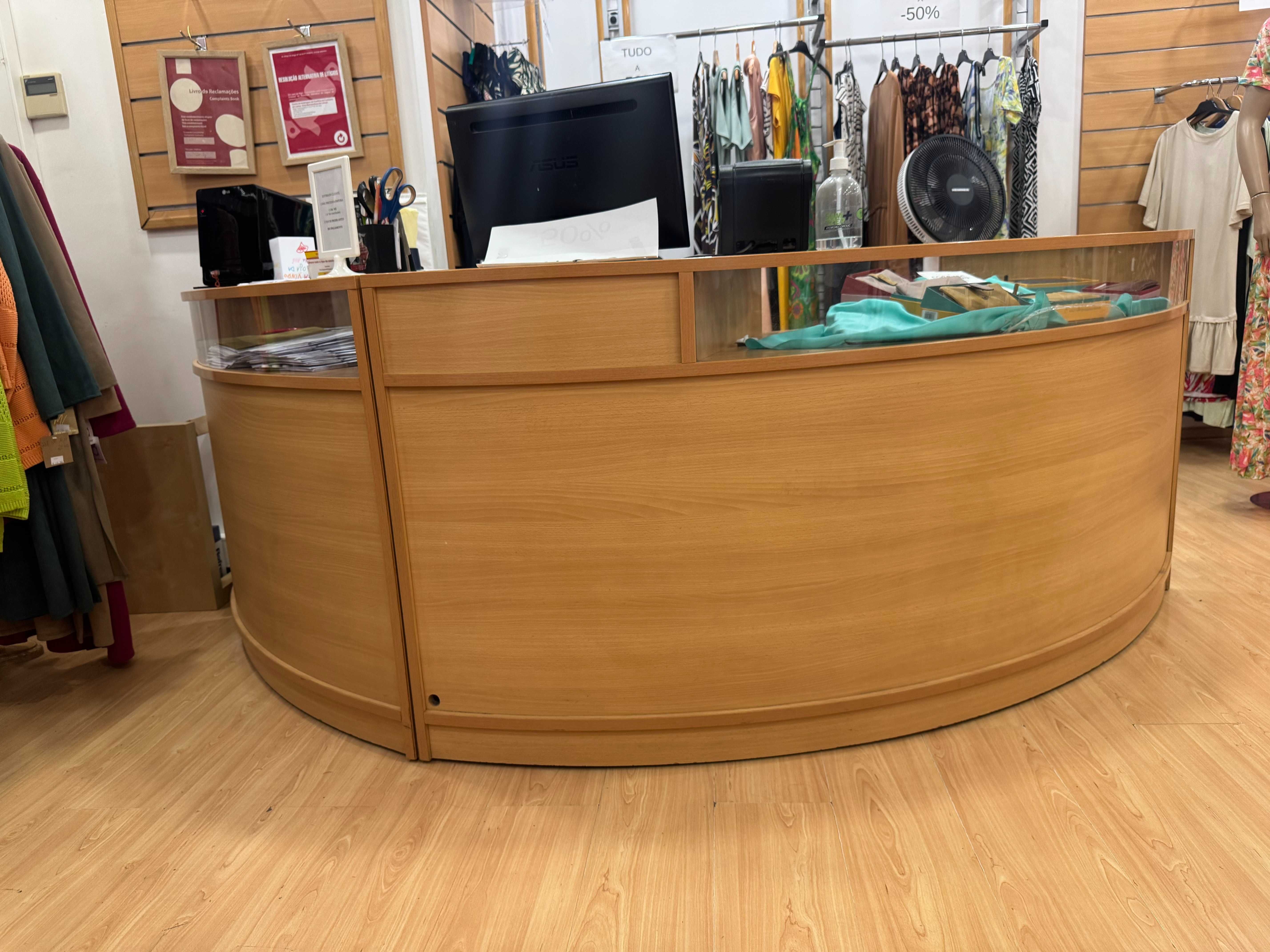 Balcão de venda de madeira com vitrine de vidro na parte de cima