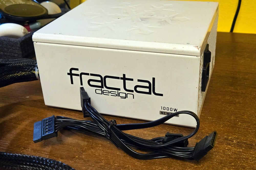 Блок живлення 1000W Fractal Design Newton R3 1000W 80+ Platinum 135mm.