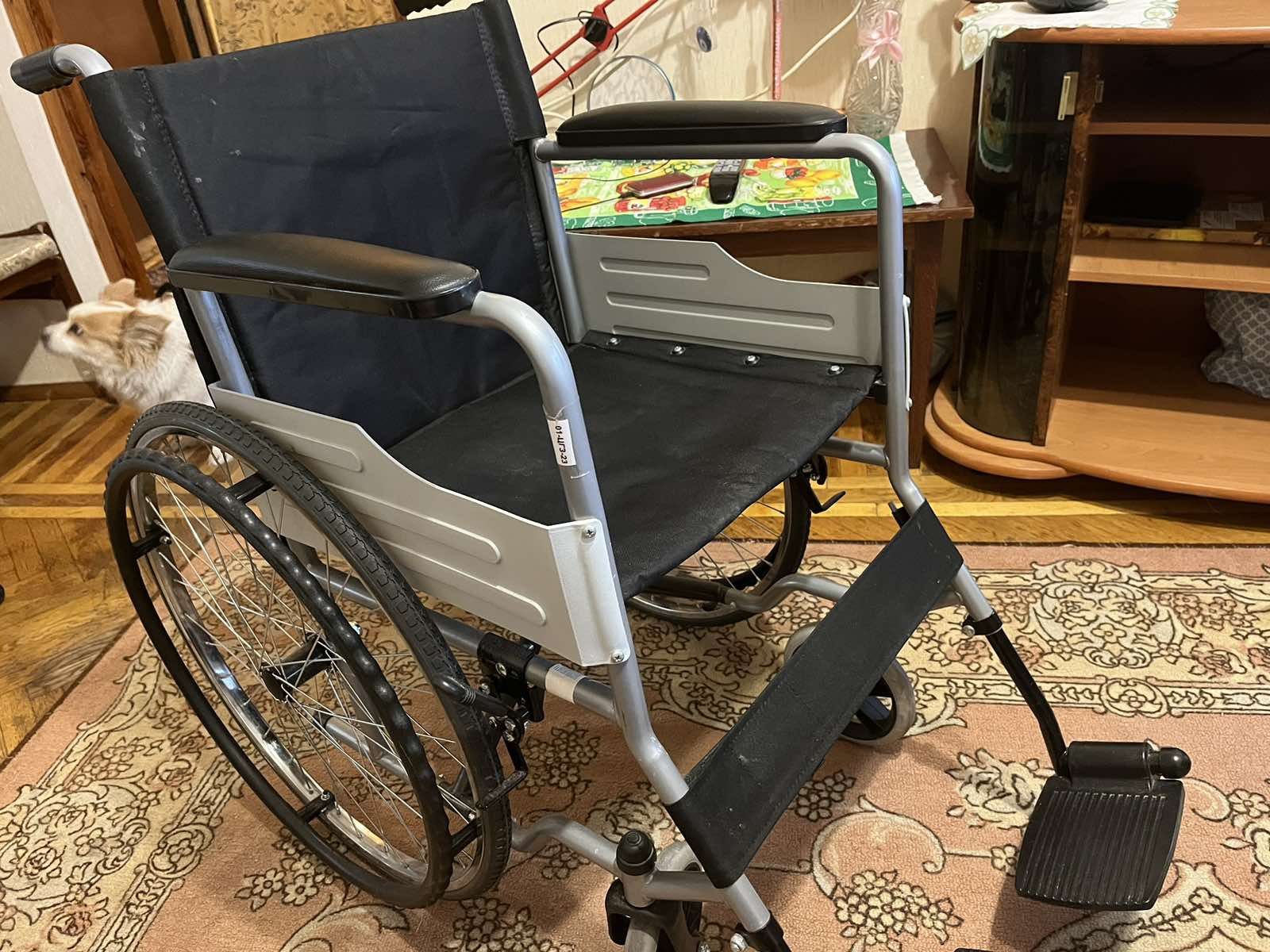 Продам складывающуюся инвалидную коляску