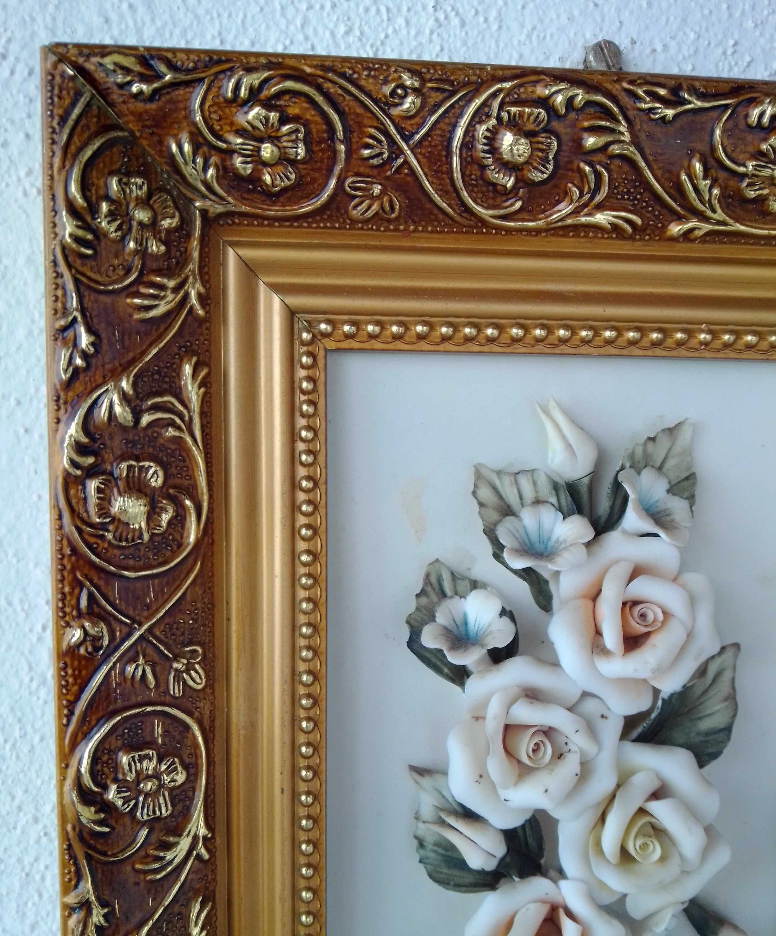 Quadro decorativo com flores em porcelana