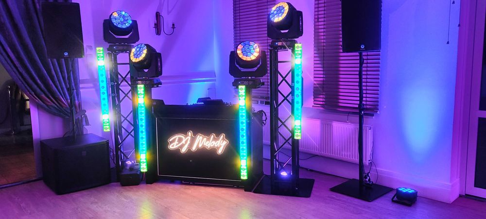 DJ na wesele, ciężki dym, akordeon, wiatraki iskier.