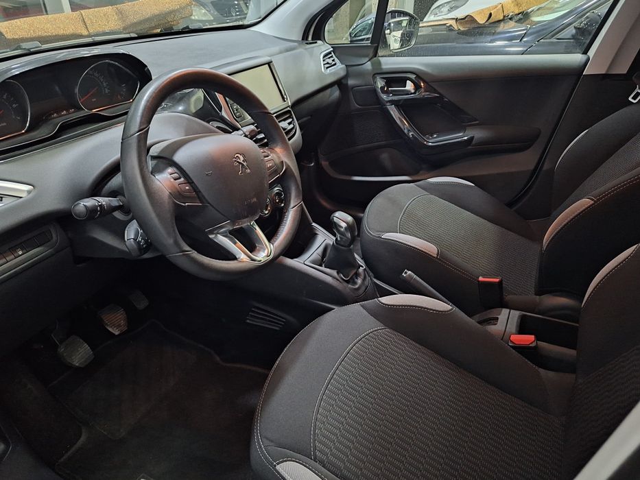 Peugeot 208 1 2vti  2015 c/68milkm