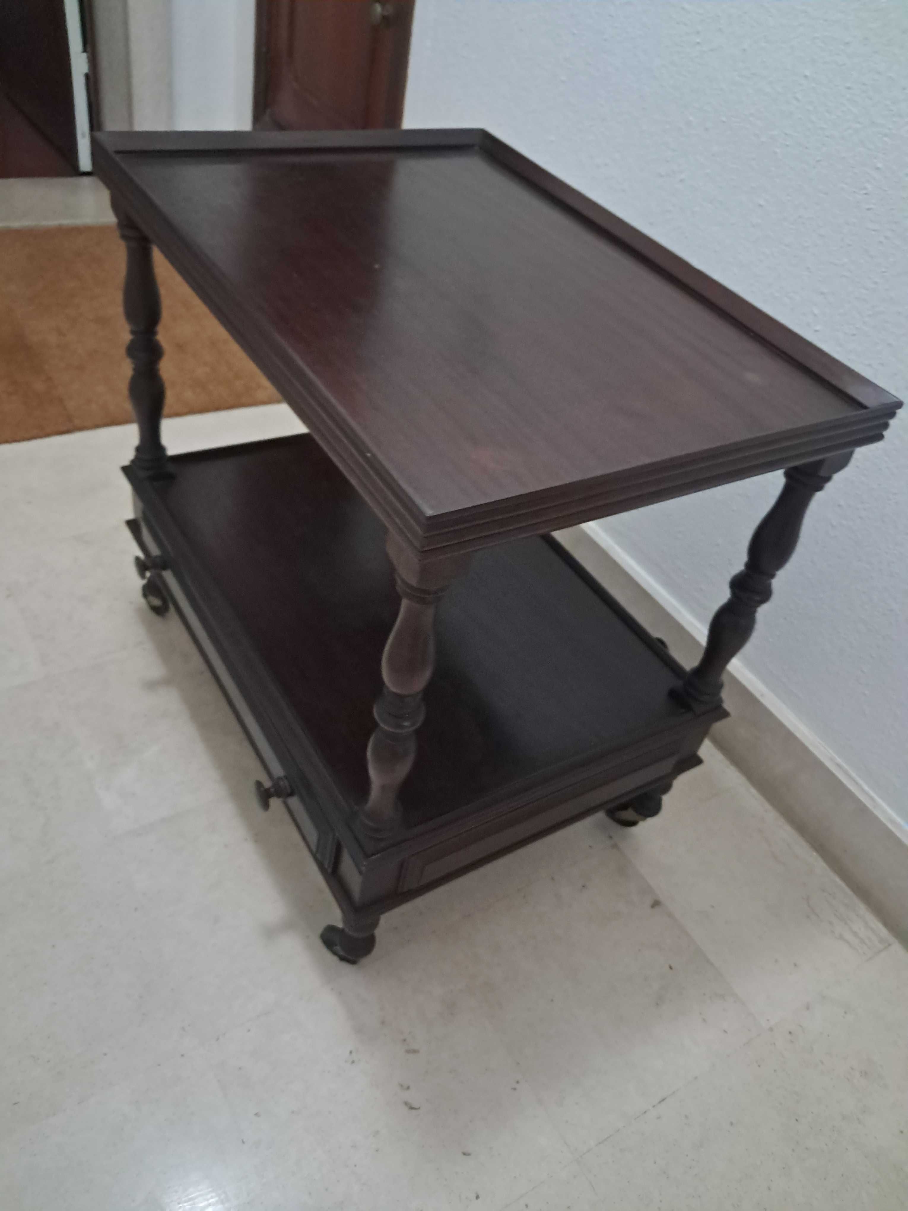 Mesa para televisão de Madeira