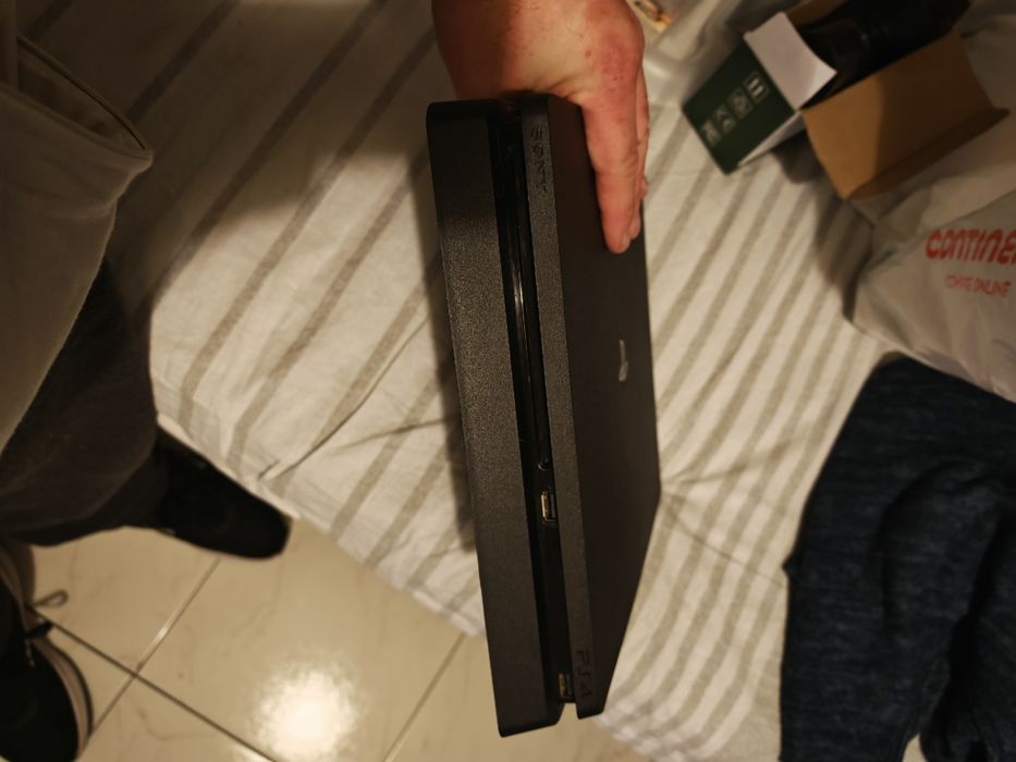 PlayStation 4 Slim, 1 T SSD.