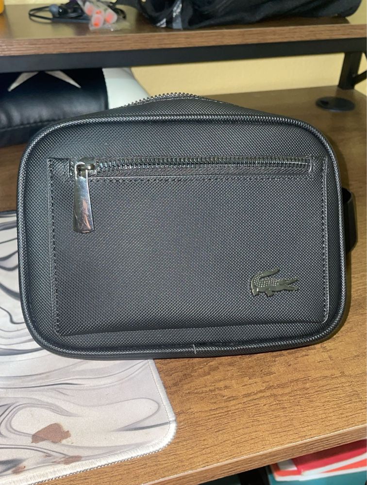 Bolsa lacoste preta, em muito bom estado