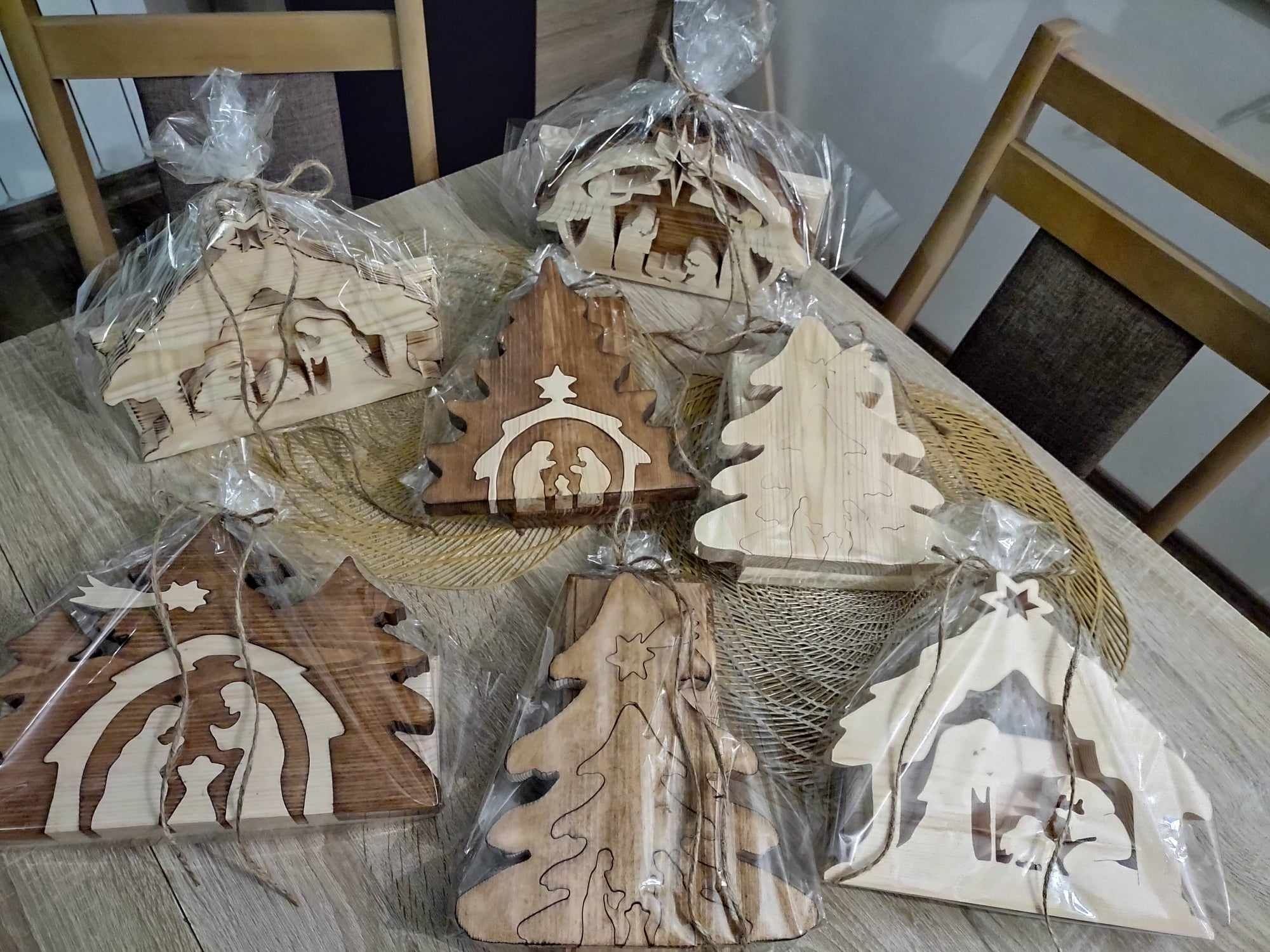 Piękne drewniane  szopki bożonarodzeniowe