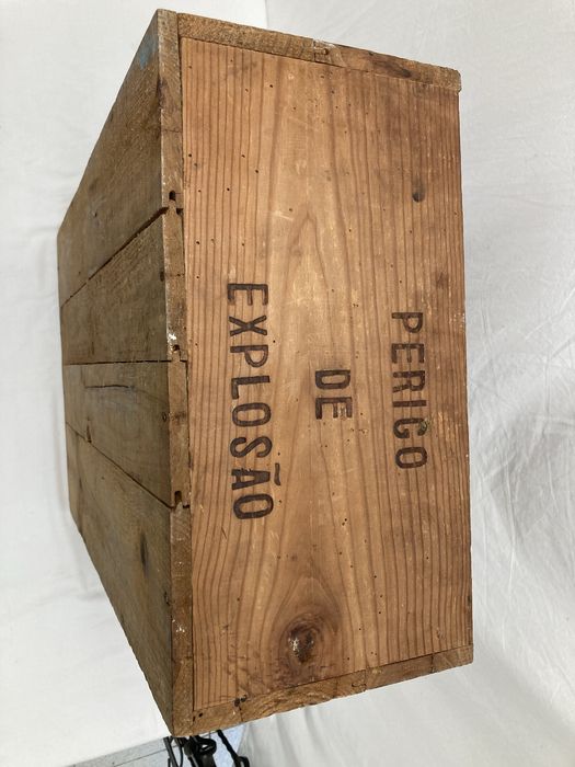 Caixa Antiga de Madeira "Explosivos da Trafaria"
