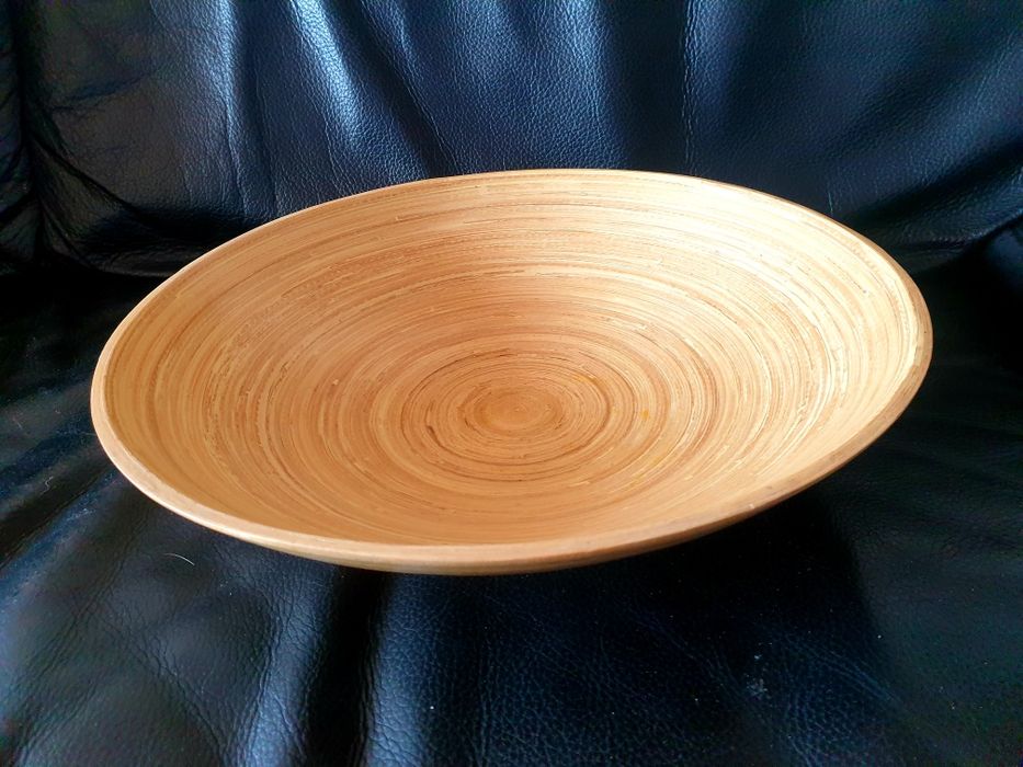 Duża miska z bambusa o średnicy 35 cm.