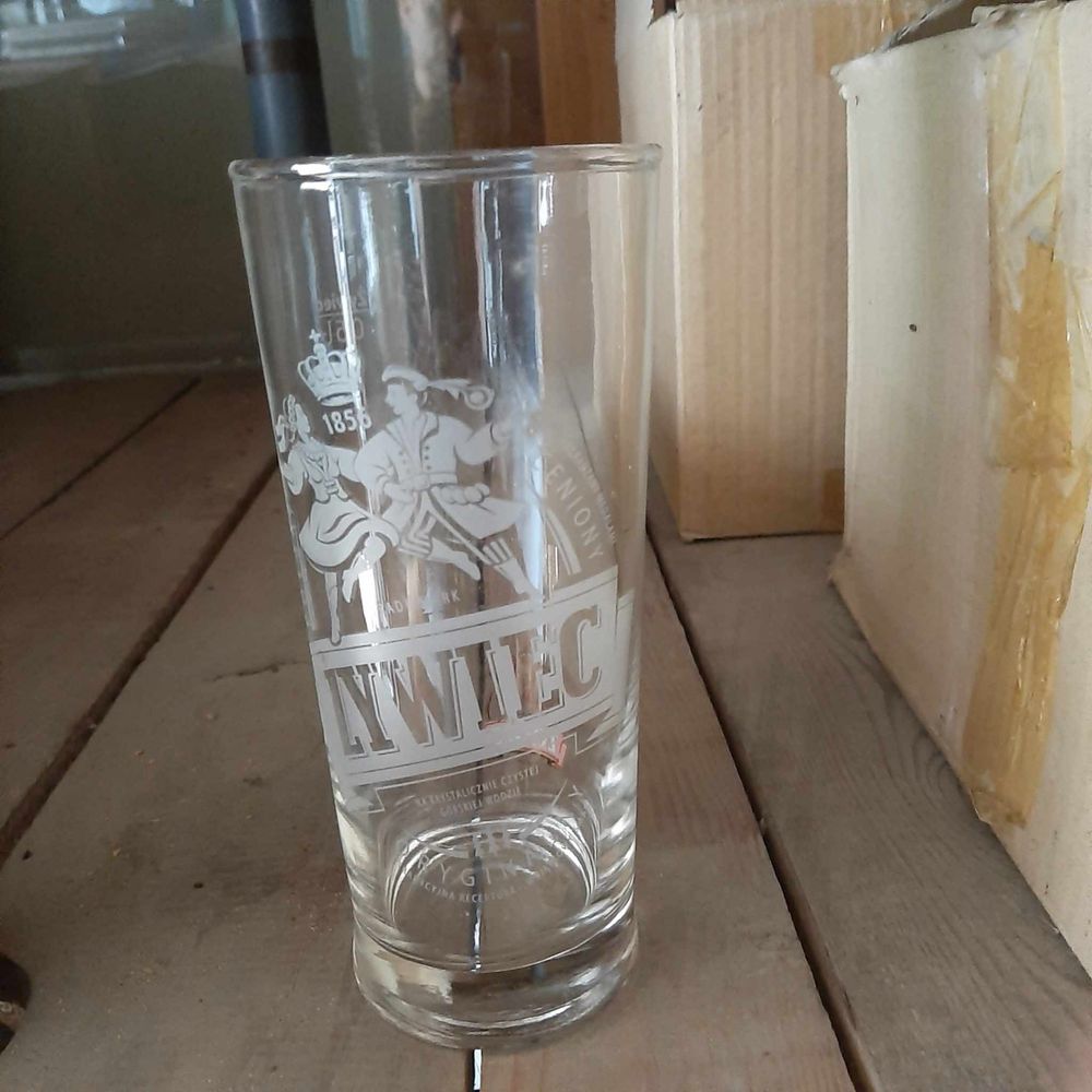 Szklanka żywiec tańcząca para