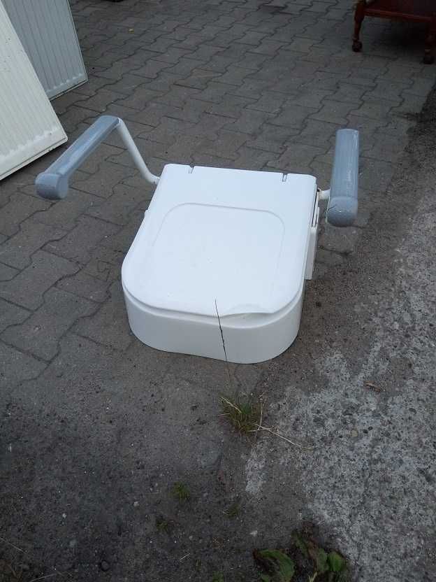 Toaleta dla niepełnosprawnych lub samochodowa.