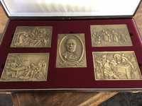 Medalhas com reproduções de quadros de José Malhoa