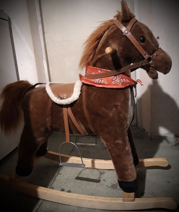 Кінь-гойдалка для дітей