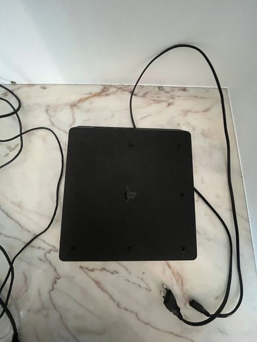 Playstation 4 slim +2 comandos 9 jogos + fortnite instalado