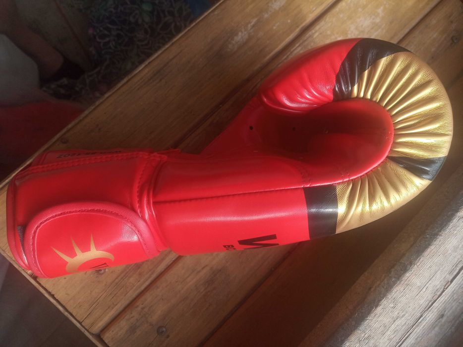 Перчатки боксерские р 12Oz запястье ширина от 8.5 длина 22см красно-зо