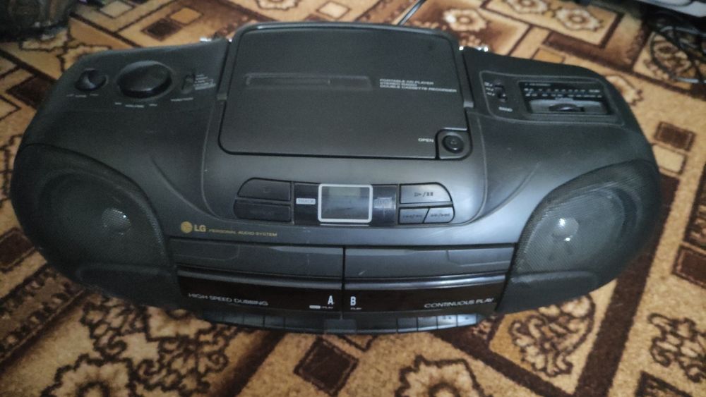 Продам стереомагнитолу LG CD-580AX