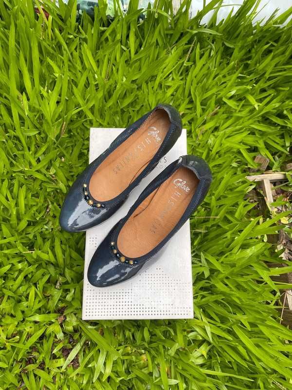 Sapatos Salto com Pedras Douradas