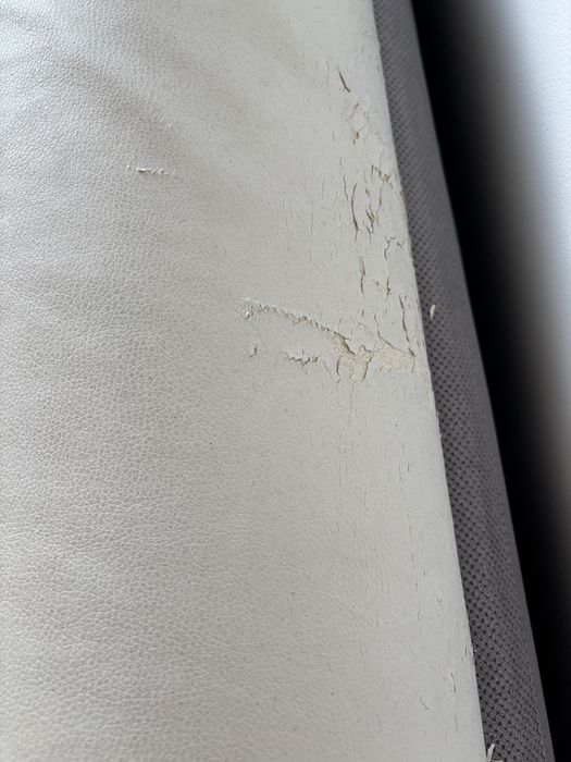 Kanapa rozklada szaro-biala