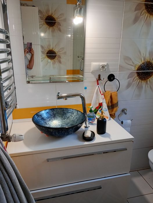 Szafka z umywalką i baterią lustro