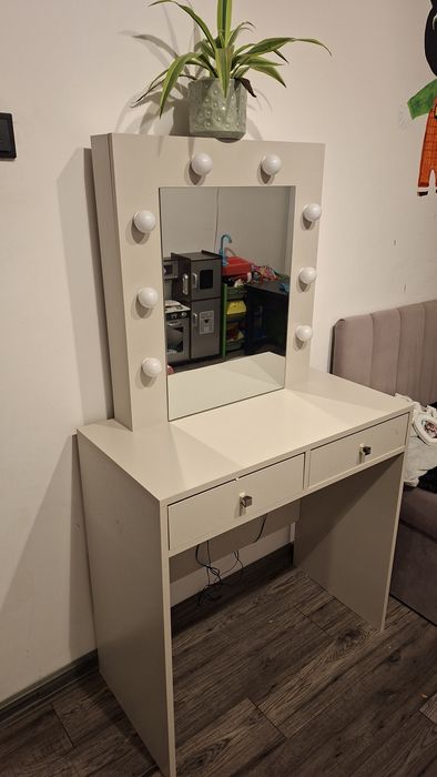 Toaletka z podświetleniem