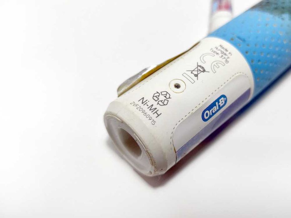 Детская электрическая зубная щетка Oral-B Kids Frozen + з\у