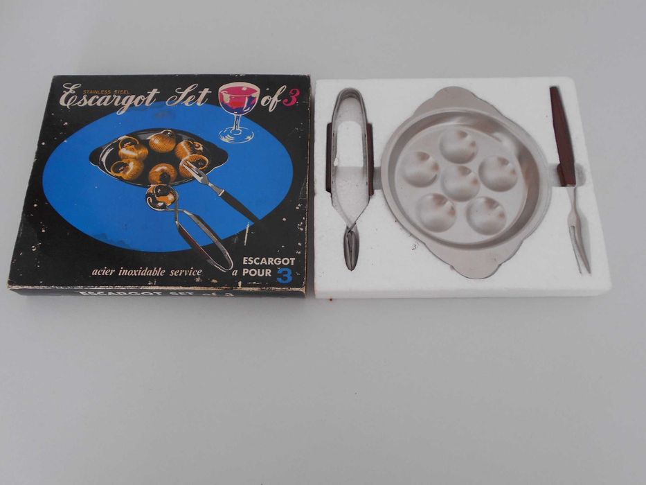 Tabua para queijos e foundu e recipiente para caracoletas