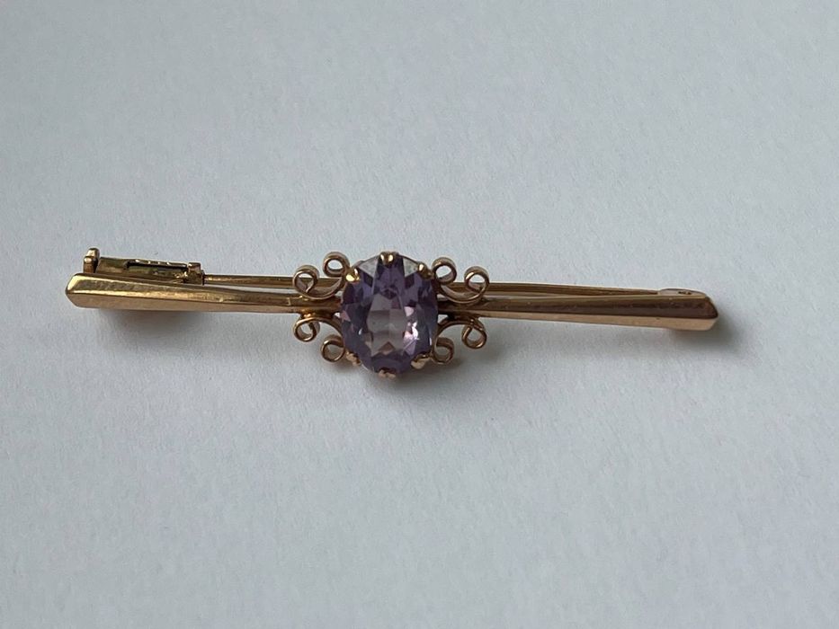 Антикварна золота брошка з александритом