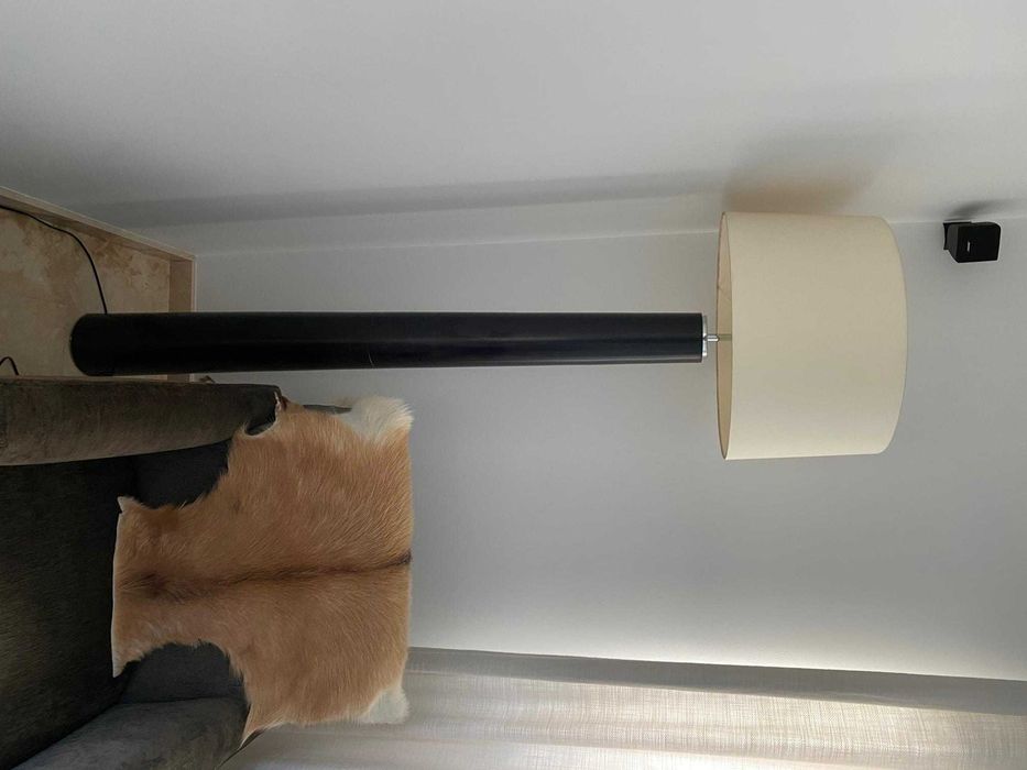 Candeeiro de chão em madeira e aço